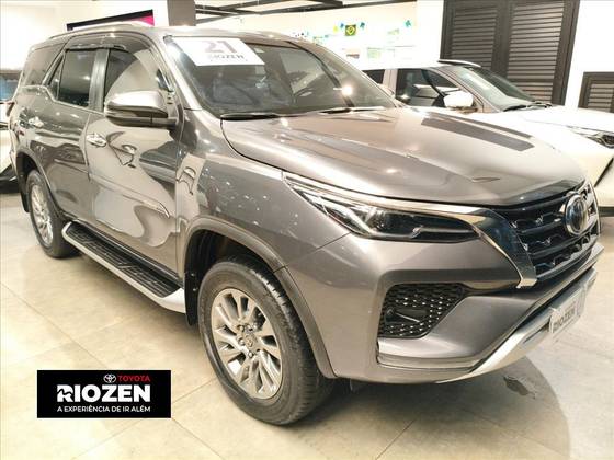 TOYOTA HILUX SW4 2.8 D-4D TURBO DIESEL SRX 7L 4X4 AUTOMÁTICO